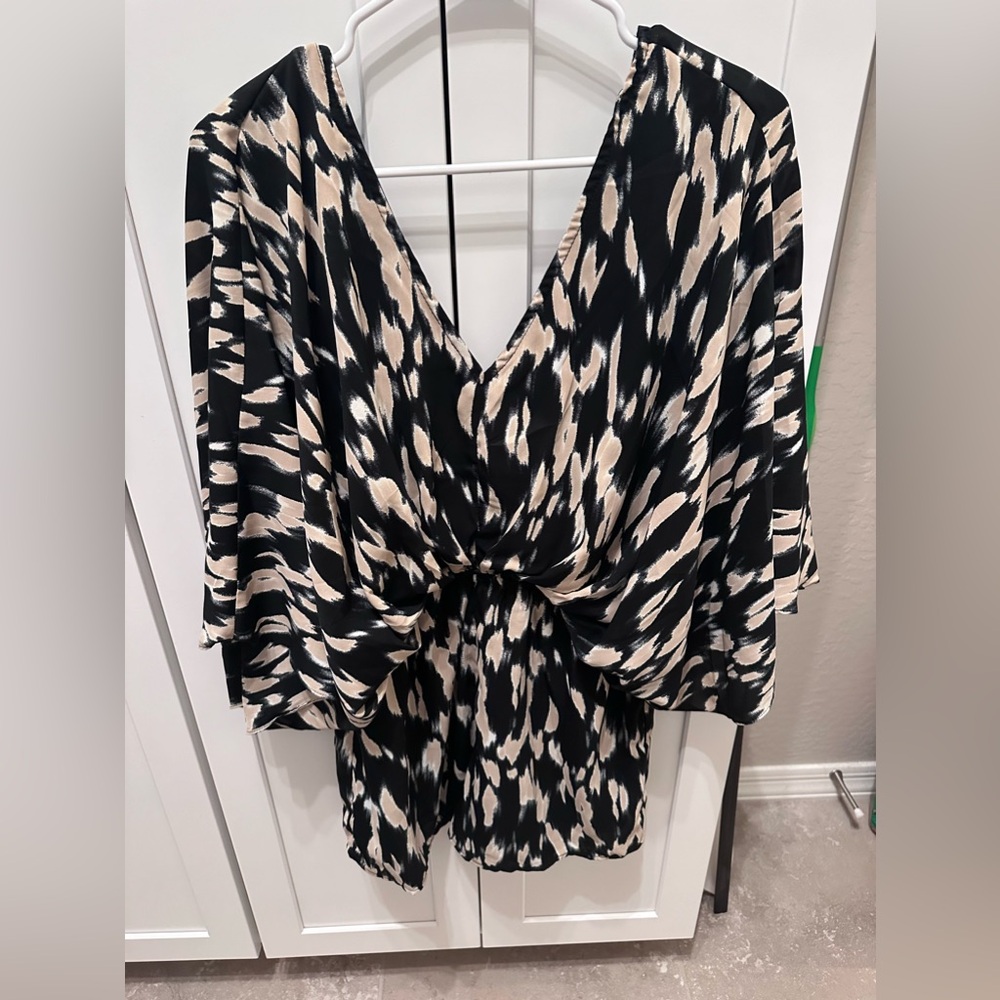 Linden printed kimono romper- from Vici Collection - Picture 2 of 8